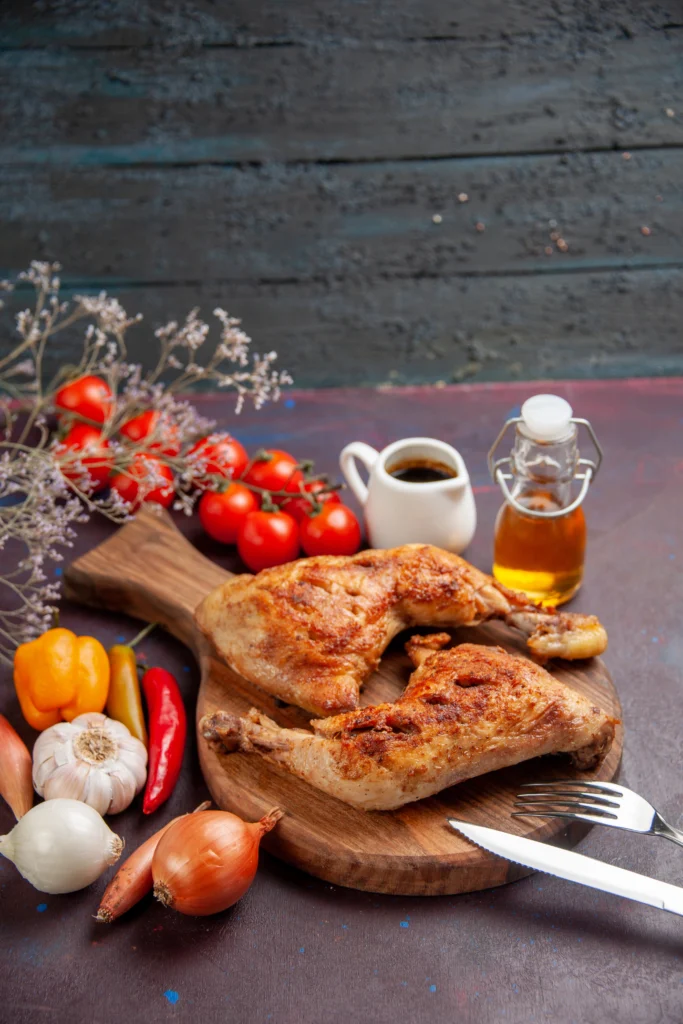 vue de face savoureux poulet frit avec des legumes frais et des assaisonnements sur un espace sombre